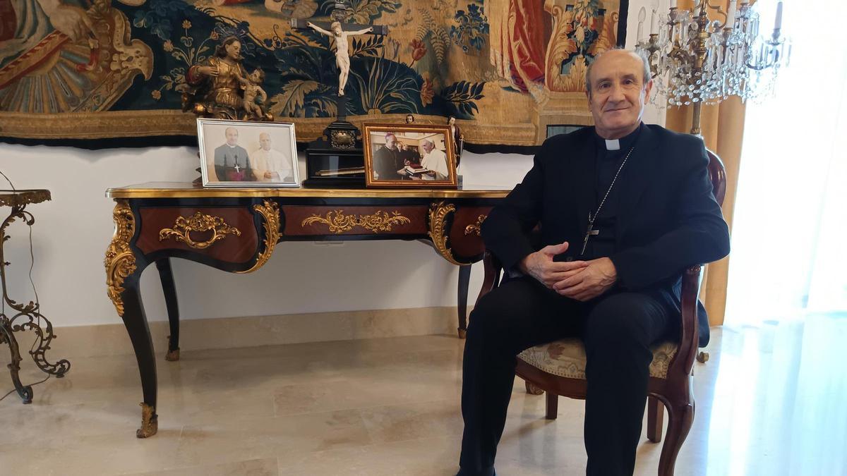 El obispo de Córdoba, Jesús Fernández, durante la entrevista.