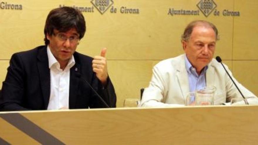 A l&#039;esquerra, l&#039;alcalde de Girona, Carles Puigdemont, i el president de la Fundació Prudenci Bertrana, Esteve Vilanova, aquest matí a l&#039;Ajuntament de Girona | ACN