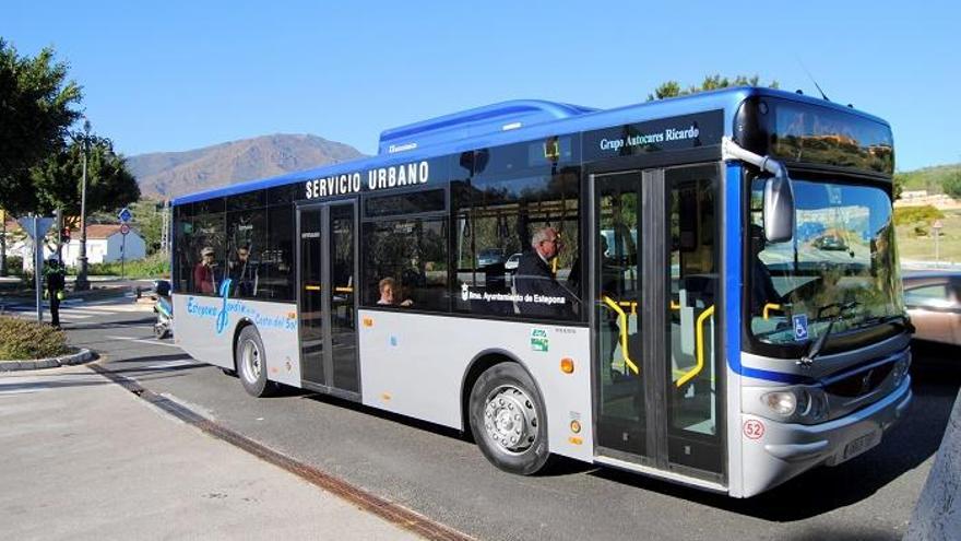 Imagen de un autobús de Autocares Ricardo, que hace la línea 1 de transporte del Ayuntamiento de Estepona.