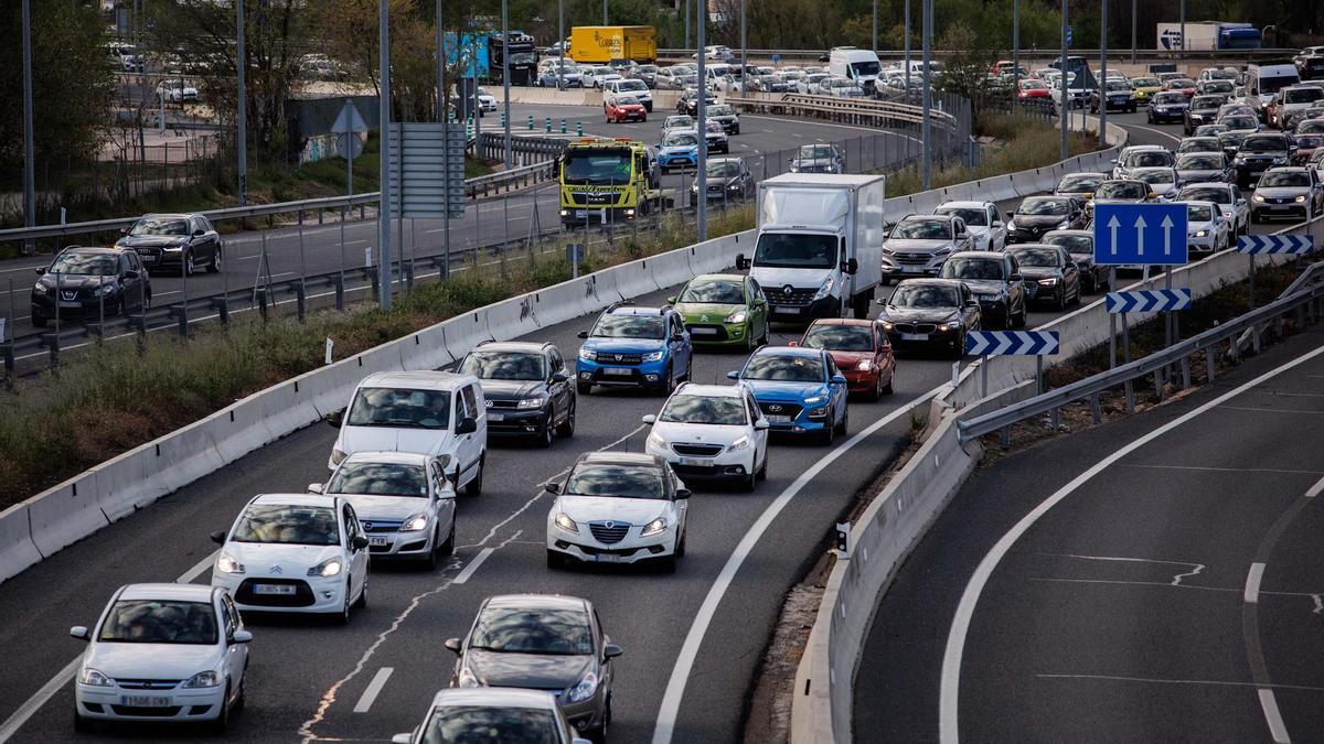 Operación salida: siete millones de desplazamientos en carretera y atascos en las salidas de las grandes ciudades.