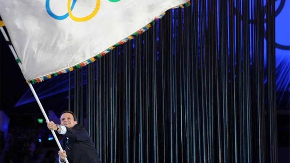 El alcalde de Río de Janeiro, Eduardo Paes, ondea la bandera olímpica en la ceremonia de clausura de los Juegos Olímpicos de Londres 2012