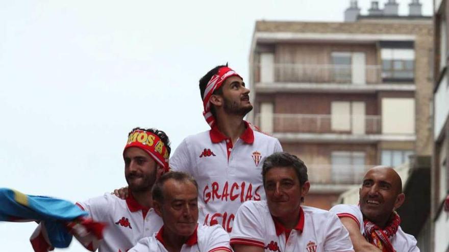 Álex Menéndez, Nacho Cases, Gerardo Ruiz, Iñaki Tejada y Abelardo, en el autocar descapotado.