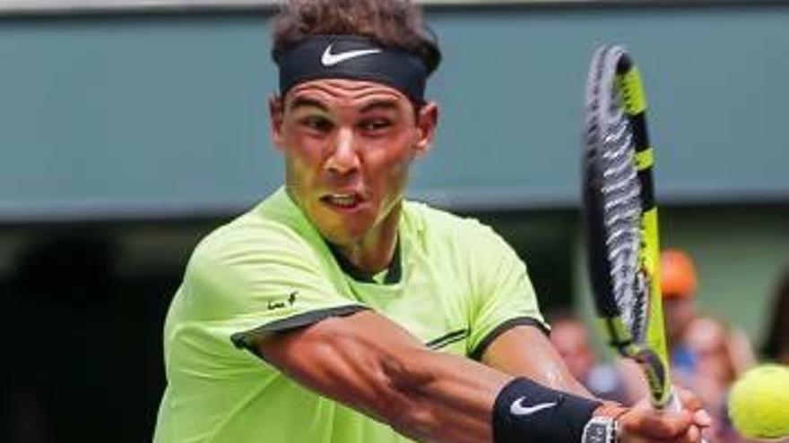 Nadal devuelve la pelota en su partido ante Federer.