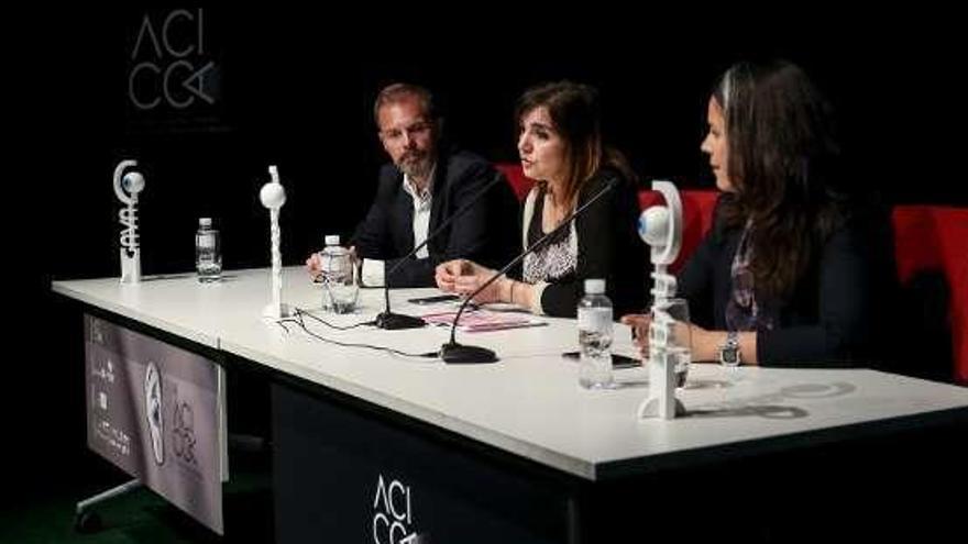 Por la izquierda, Daniel González, Yolanda Alonso y Marga Llano, ayer, en la Factoría Cultural.