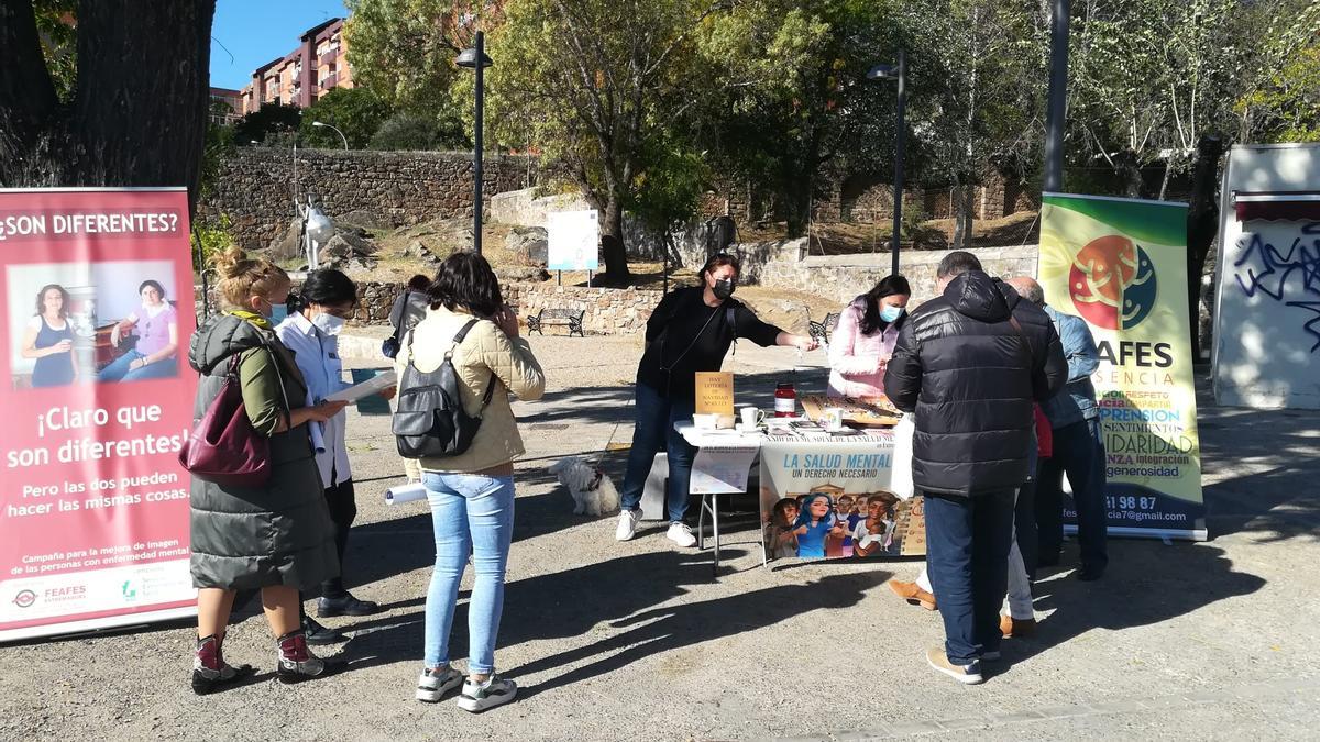 Una mesa de Feafes Plasencia, ante Los Pinos.