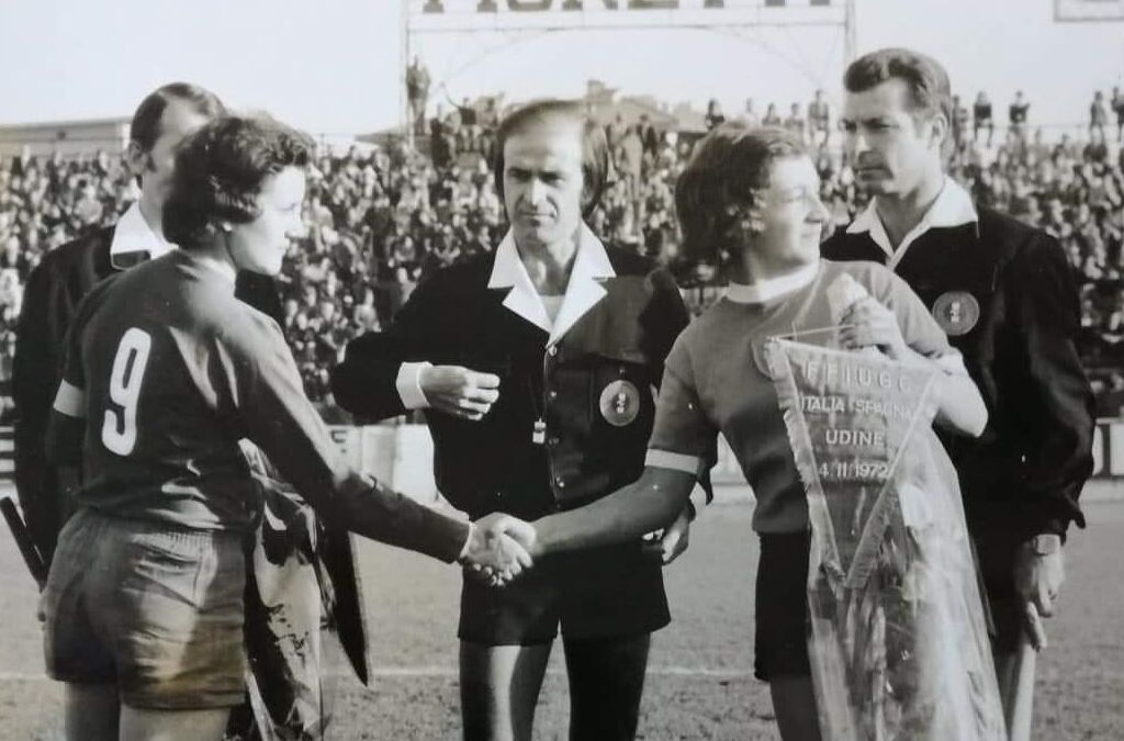 Conchi 'Amancio', Maura Fabbri, capitana de Italia, y uno de los mejores tríos arbitrales de la época del fútbol femenino italiano.