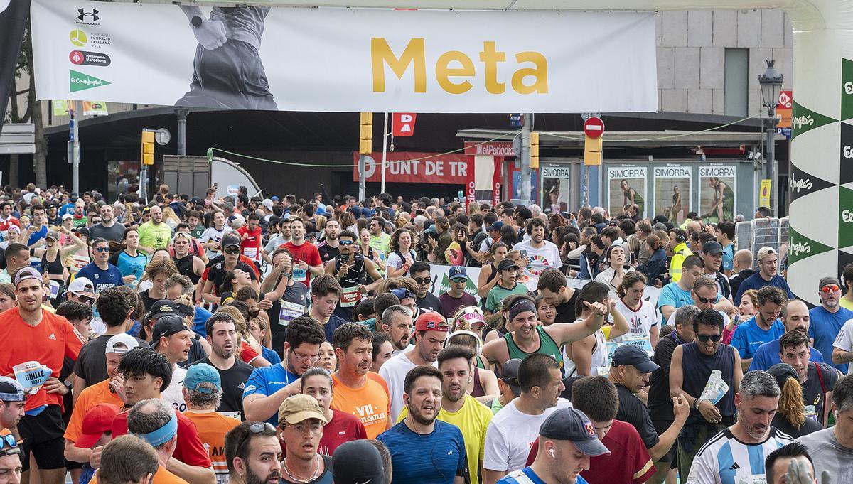 Los participantes finalizando en plaça Catalunya su recorrido de 10 km durante la 44 edición de la Cursa de El Corte Inglés