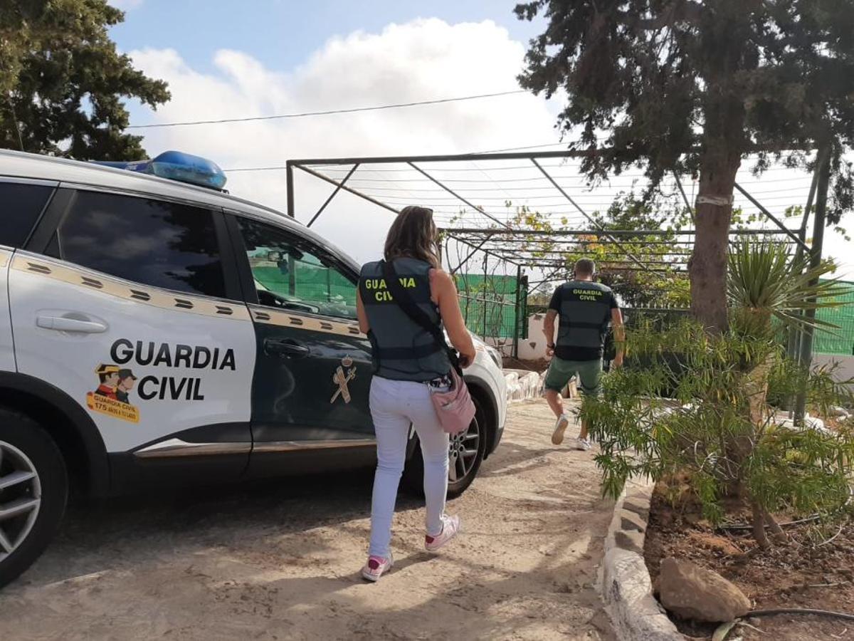 La Guardia Civil extrae las primeras evidencias.