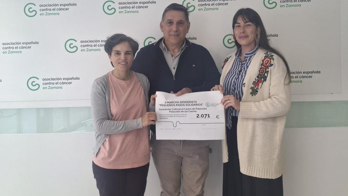 Jesús Pérez y María Eugenia Morán hacen entrega del cheque a la AECC Zamora.