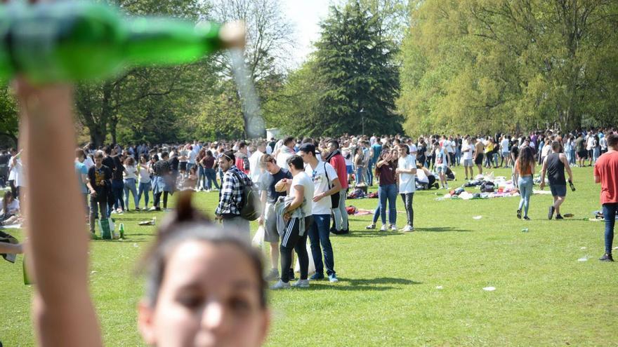 Ambiente festivo en el parque de Ferrera en una pasada edición de la Comida en la Calle de Avilés.