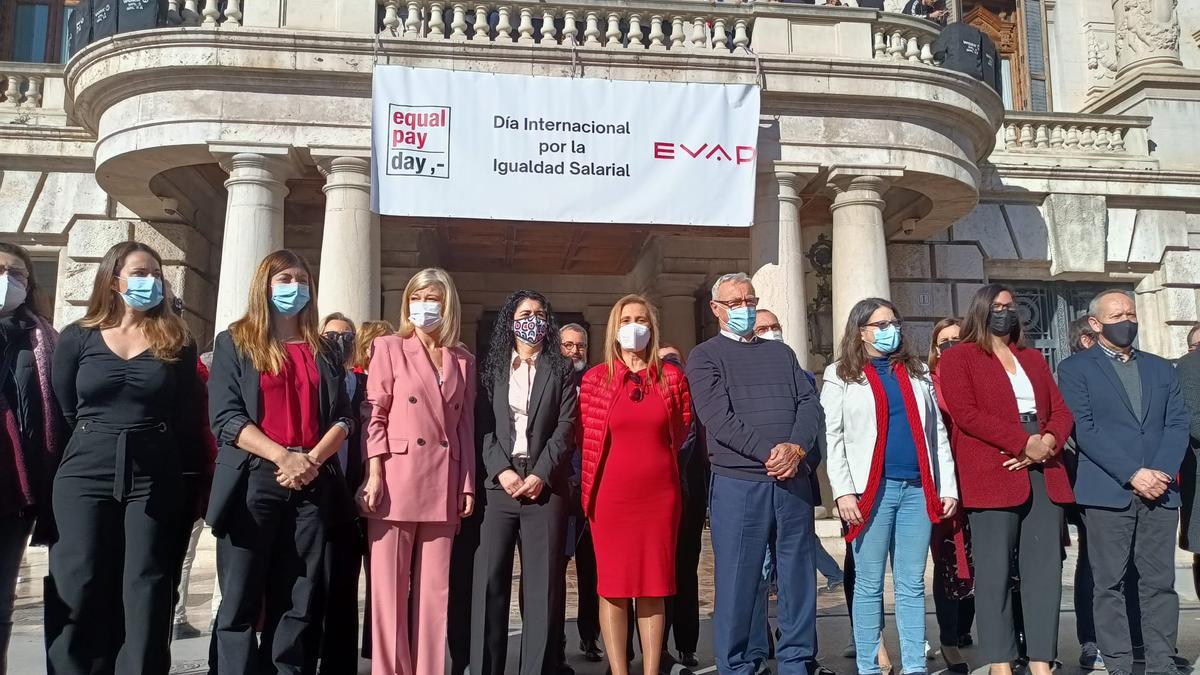 Concentración de empresarias, políticos y dirigentes sindicales hoy en la plaza del Ayuntamiento