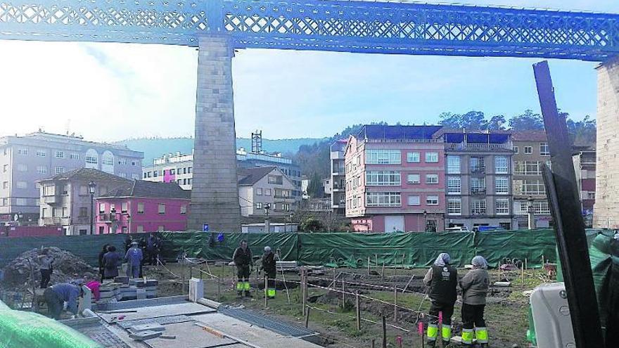 Trabajos de ajardinamiento del antiguo solar de Fenosa, ayer. // FdV