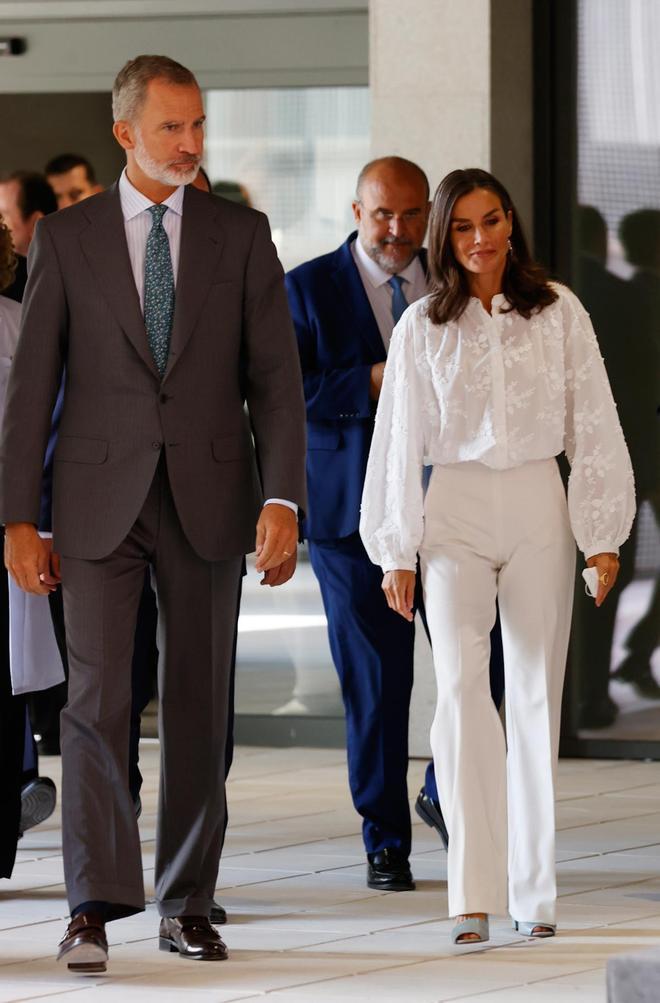 El rey Felipe VI y la reina Letizia, con look total white con blusa de &amp; Other Stories, pantalón de Hugo Boss  y sandalias de MInt&amp;Rose