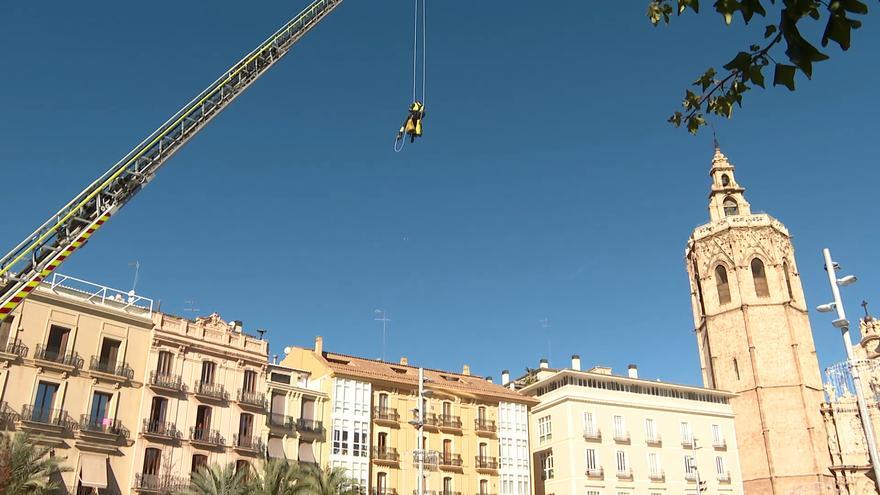 ¡El Micalet, tomado por un simulacro en la Plaza de la Reina de Valencia ¡El Micalet, tomado por un simulacro en la Plaza de la Reina de Valencia