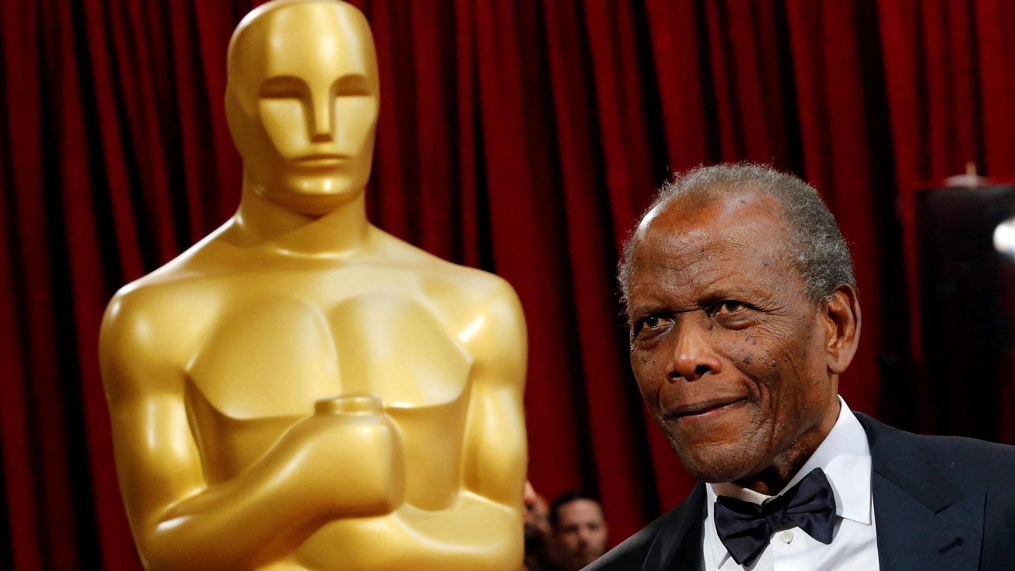 Sidney Poitier arrives at the 86th Academy Awards in Hollywood, California March 2, 2014. REUTERS/Adrees Latif/File Photo