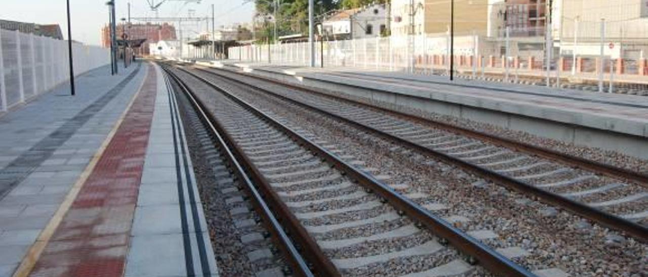 Vías del tren a su paso por la estación de Nules-Vilavella.