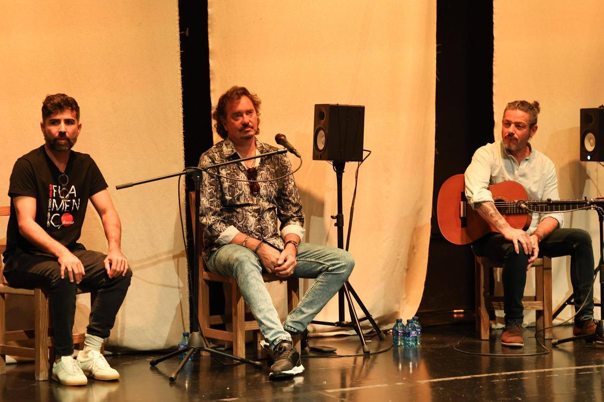 El bailaor y profesor Santiago de Fuentes, el cantaor Jesús Castilla y el guitarrista Juan Manuel Fernández.