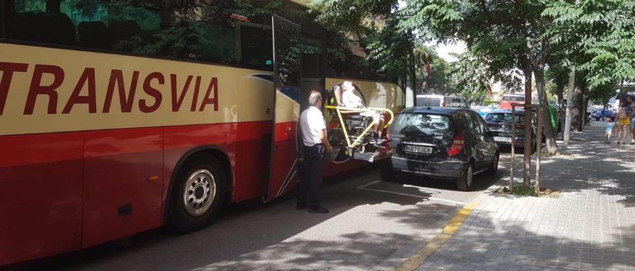 Uno de los usuarios del centro Marqués de Dos Aguas bajando del autobús que coge diariamente.