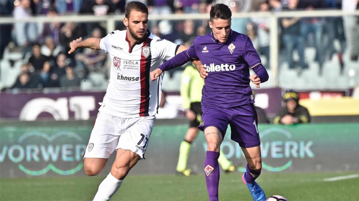 Cristian Tello (derecha) y el centrocampista Panagotis Tachtsidis durante el Fiorentina-Cagliari de la Serie A 2016/17
