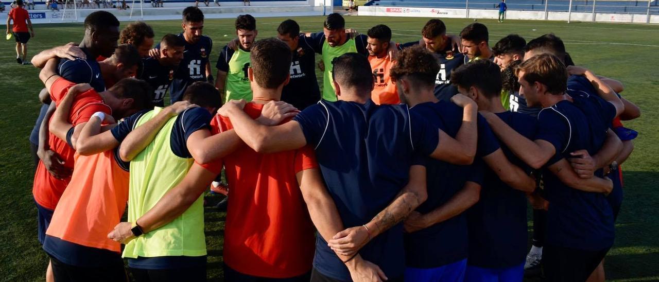 Jugadores del Eldense en uno de los partidos de la presenta Liga.