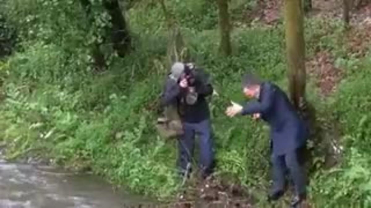 El líder del Partido Popular en Santiago de Compostela recoge basura en las orillas del río Sar para hacerse la foto y después lo tira de nuevo al agua mientras critica la contaminación del río.