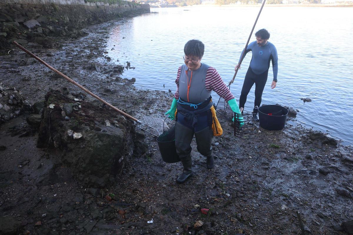 Los mariscadores a pie de la ría de O Burgo vuelven a faenar tras casi cuatro años de espera Los mariscadores a pie de la ría de O Burgo vuelven a faenar tras casi cuatro años de espera