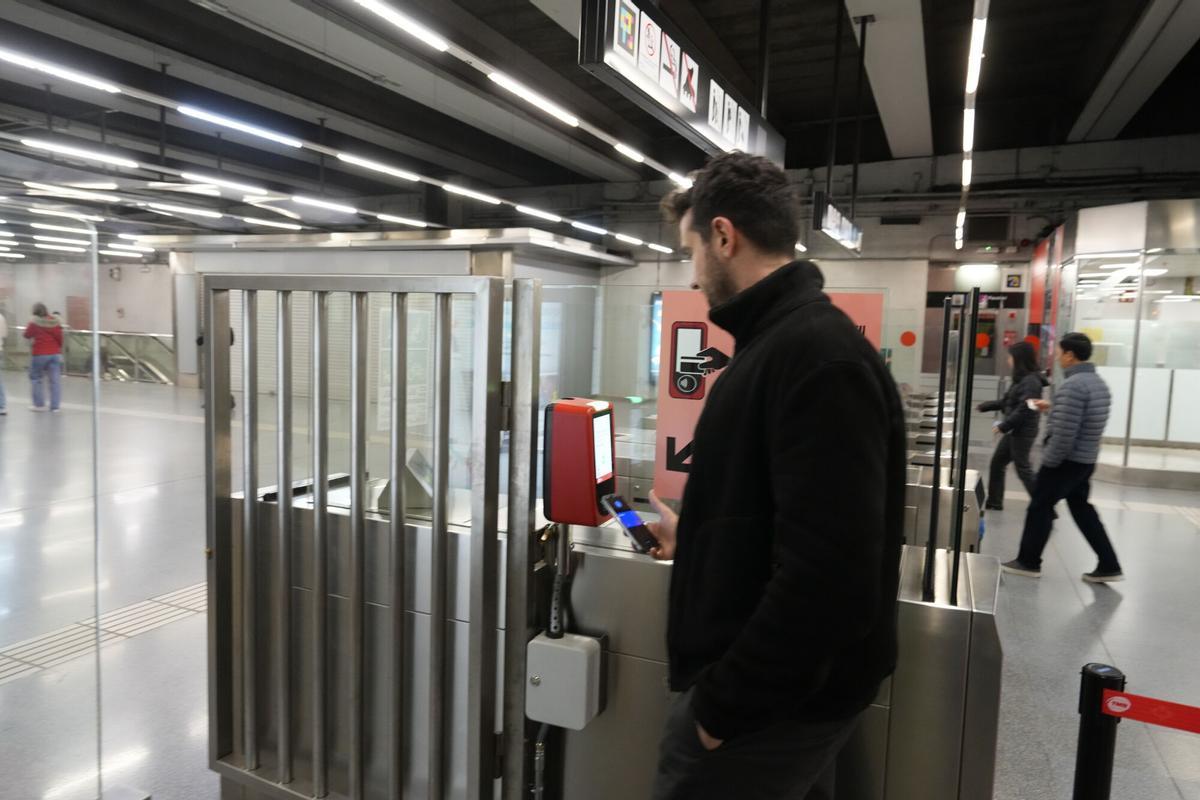 BARCELONA 26/12/2024 Barcelona. La estación de metro de Sagrada Família estrena el pago de billete con tarjeta bancaria FOTO de FERRAN NADEU