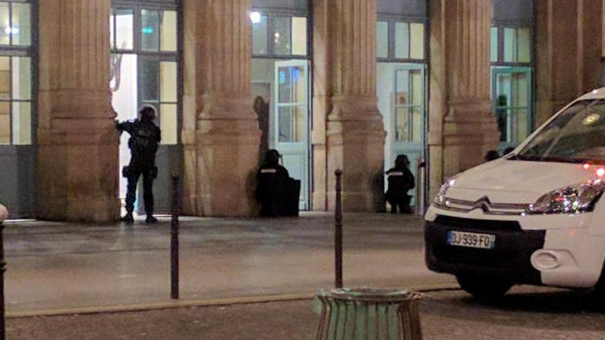 Imagen de los agentes en el exterior de la Gare du Nord.