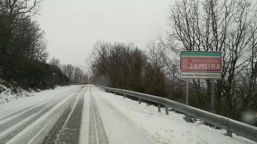 La Diputación desplaza una quitanieves para despejar la carretera de acceso a Hermisende