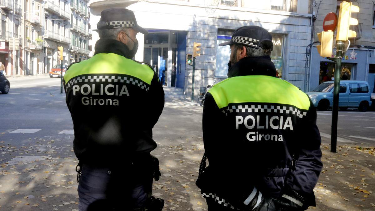 Dos agents de la Policia Municipal de Girona