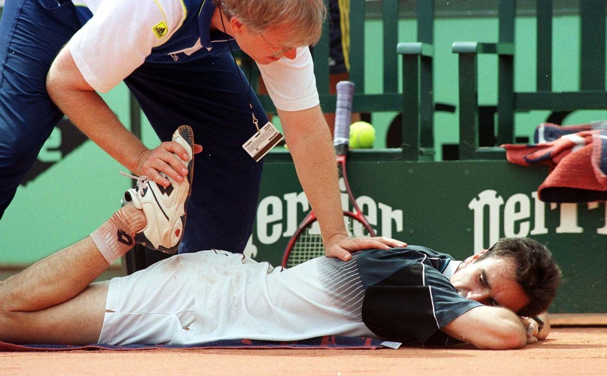 ROLAND GARROS. PARIS. 30.5.98. ALBERTO BERASATEGUI RECIBE LA ATENCION MEDICA DEL FISIOTERAPEUTA PARA RECUPERARSE DE SUS PROBLEMAS CON LOS CALAMBRES. FOTOGRAFIA DE JORDI COTRINA