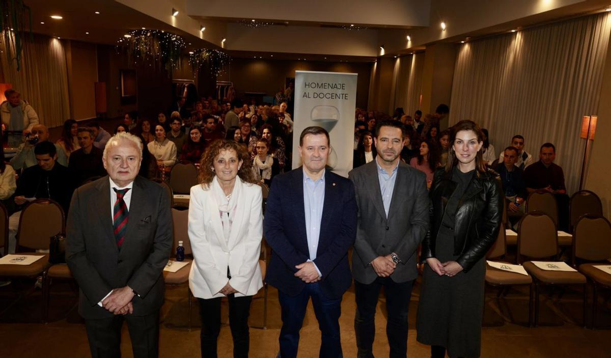 Ángel de la Fuente Martínez, catedrático e inspector de educación, que impartió una conferencia; la consejera de Educación, Eva Ledo; Gumersindo Rodríguez; Ramón Izquierdo, secretario nacional de ANPE; y la concejala Lourdes García, al inicio del acto, en Oviedo. | IRMA COLLÍN
