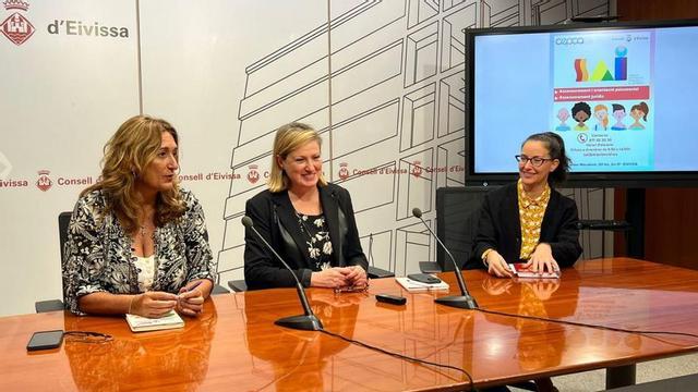 Belén Alvite, Carolina Escandell y Alicia Martín, ayer, en la sede del Consell de Eivissa.  |  CONSELL DE EIVISSA