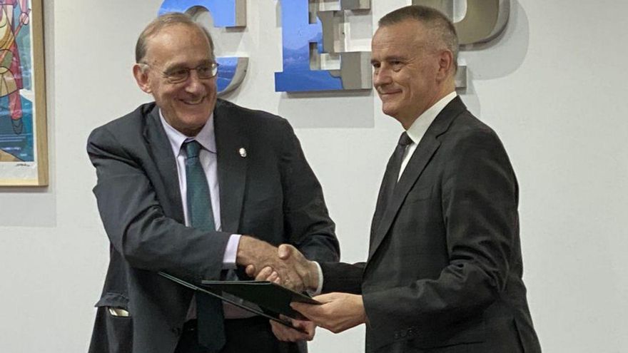 Manuel Reigosa y Jorge Cebreiros, tras la firma del acuerdo.
