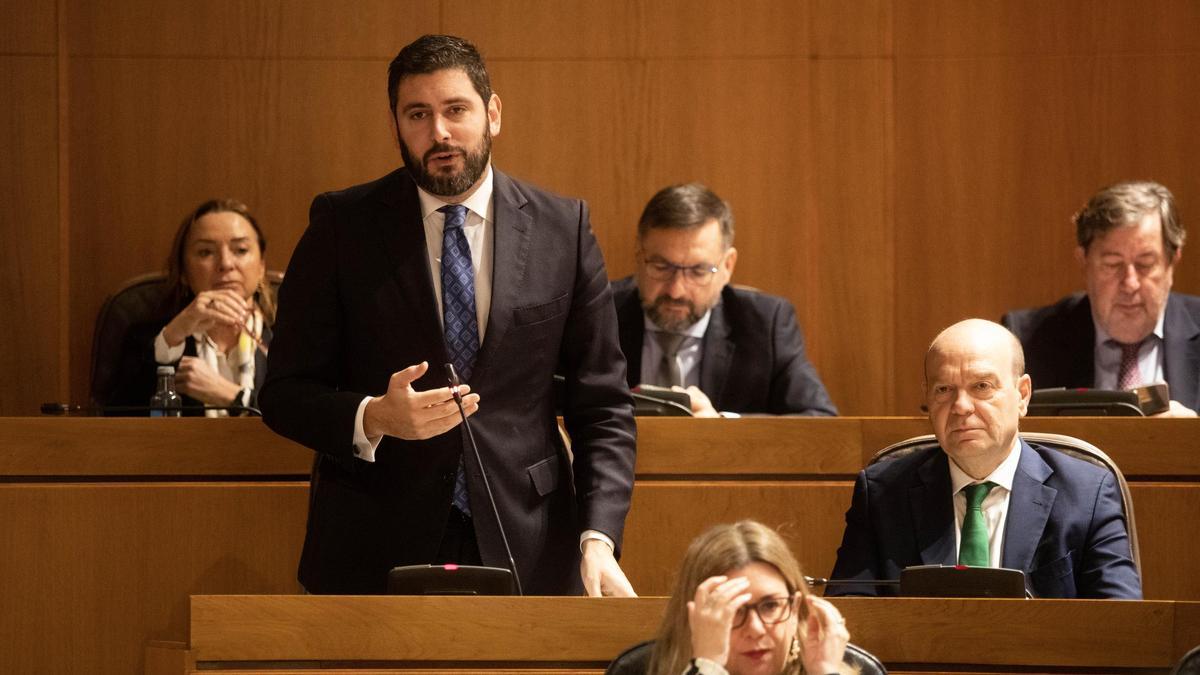 El portavoz de Vox en las Cortes, Alejandro Nolasco, junto a otros diputados del grupo parlamentario.