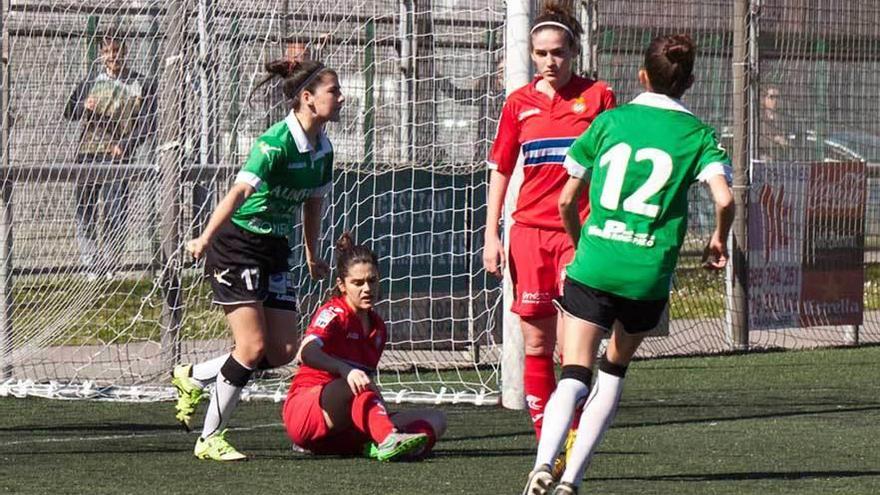 Lucía, izquierda, celebra el primer gol del partido.