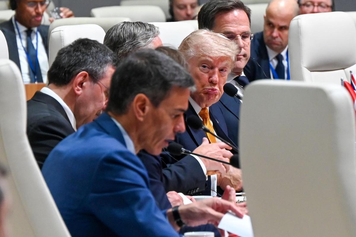 Donald Trump (hinten), schaut zu Pedro Sánchez (vorne), bei der Arbeitssitzung beim Nato-Gipfel.