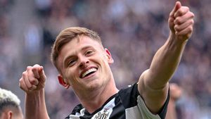 Harvey Barnes anotó un doblete contra el United