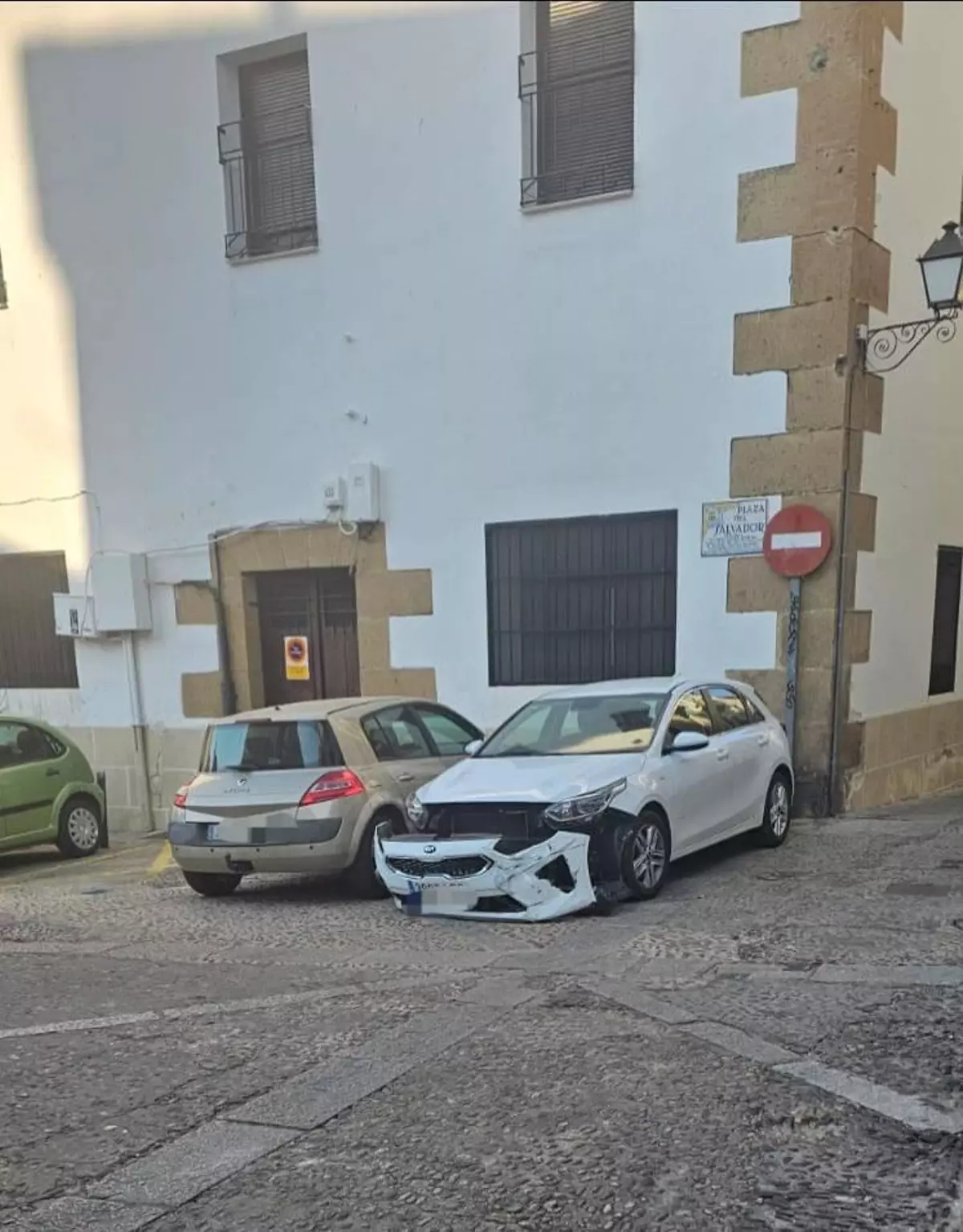 Un camión de la basura aplasta a un coche aparcado en la Plaza del Salvador en Plasencia