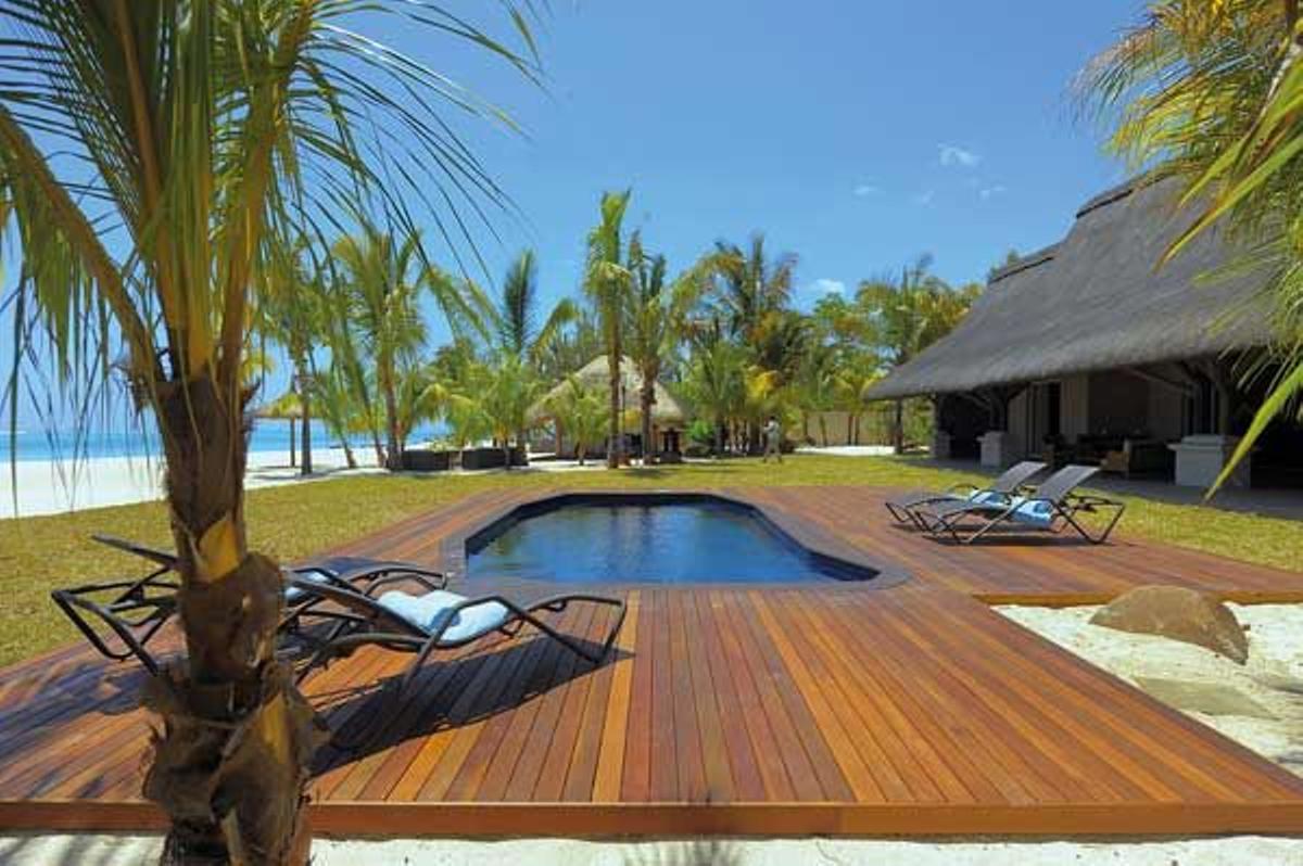 Exterior de una de las dos nuevas villas del Dinarobin Hotel Golf &amp; Spa, con capacidad para 8 personas, en la península de Le Morne, en Isla Mauricio.