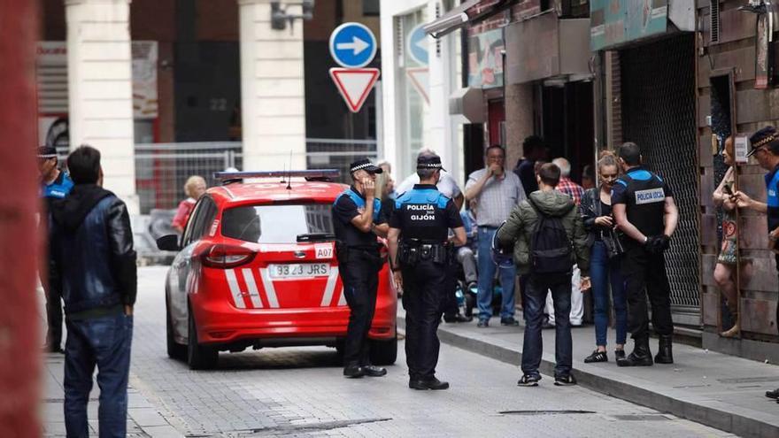 Actuación policial, ayer, en la asociación musical de la calle Almacenes.