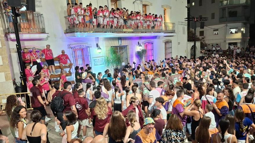 La calle es de Ondara: pregón, "xupinàs", alegría desbordada y hasta el prodigio de la "lluvia" en un gran inicio de Sant Jaume