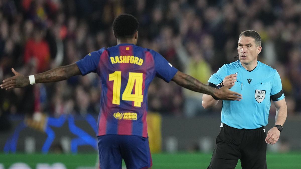 Rashford no da crédito que Kovácks no hubiera señalado penalti por las manos de Pubill