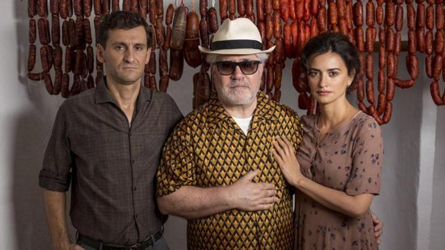 Pedro Almodóvar, con Raúl Arévalo y Penélope Cruz, en una imagen promocional de 'Dolor y gloria'