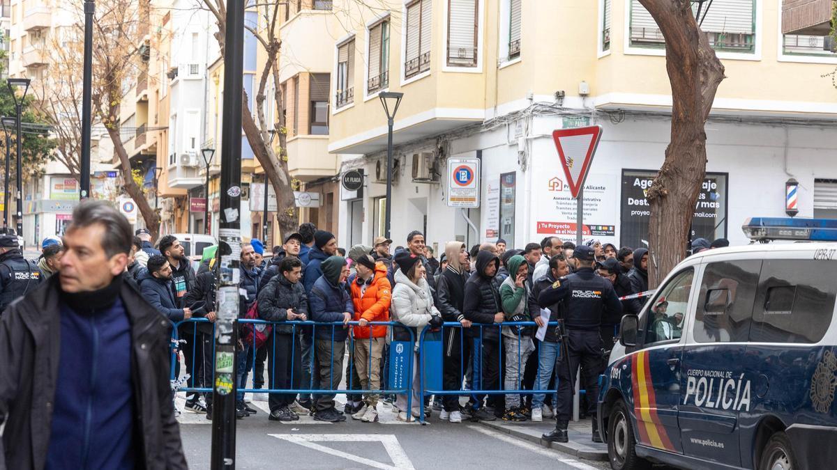 Colas de personas migrantes para la regularizacion de papeles en Alicante.