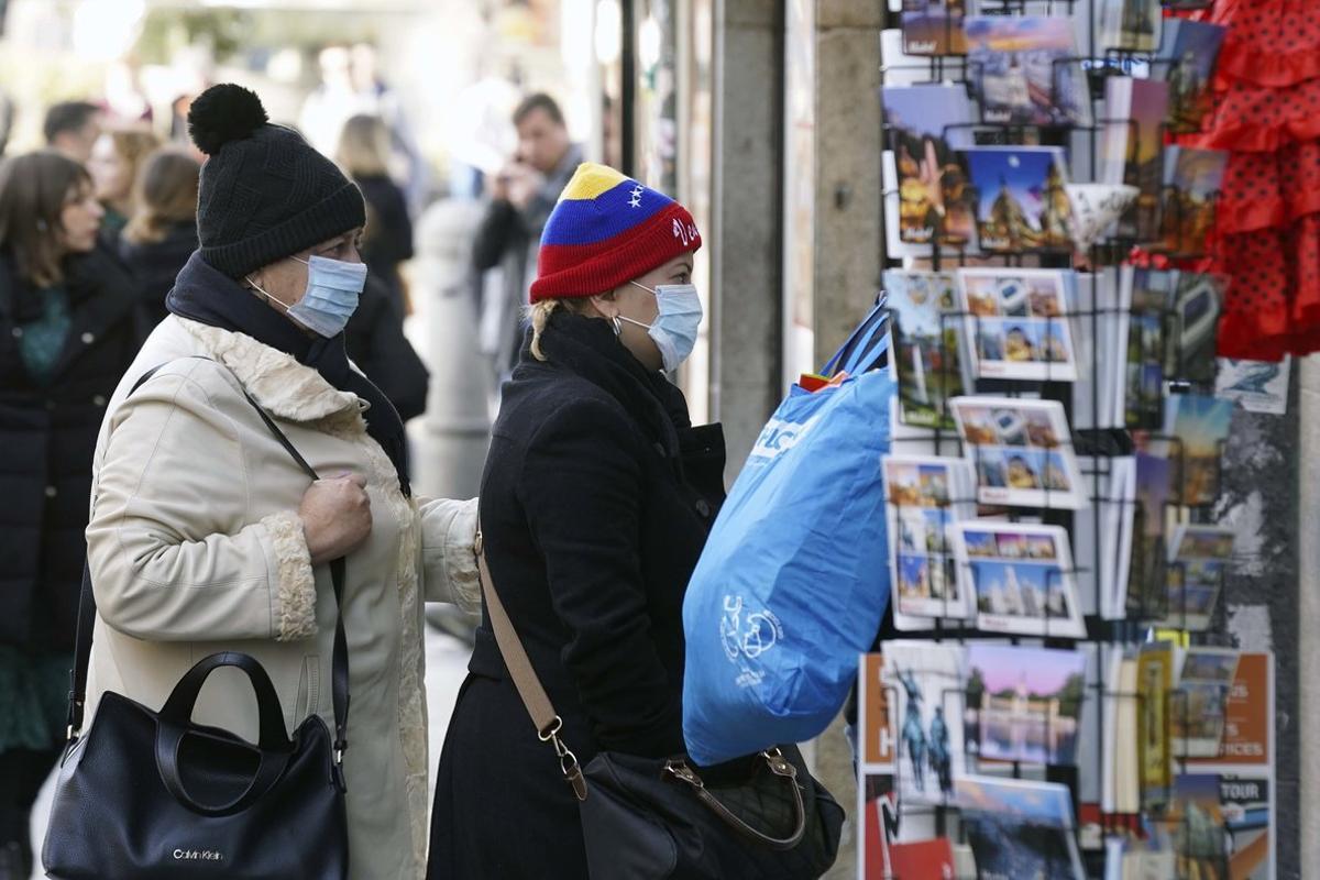 Dos mujeres con mascarillas, este lunes, en Madrid.