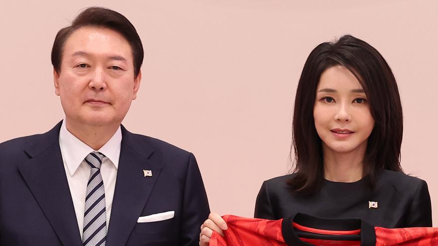 El bolso de lujo de la esposa del presidente agita la política en Corea del Sur