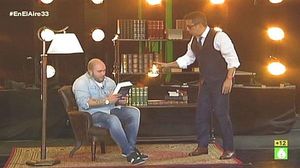 Per relaxar Paquirrín, BFN el fa fer entrar a la biblioteca (’En el aire’).