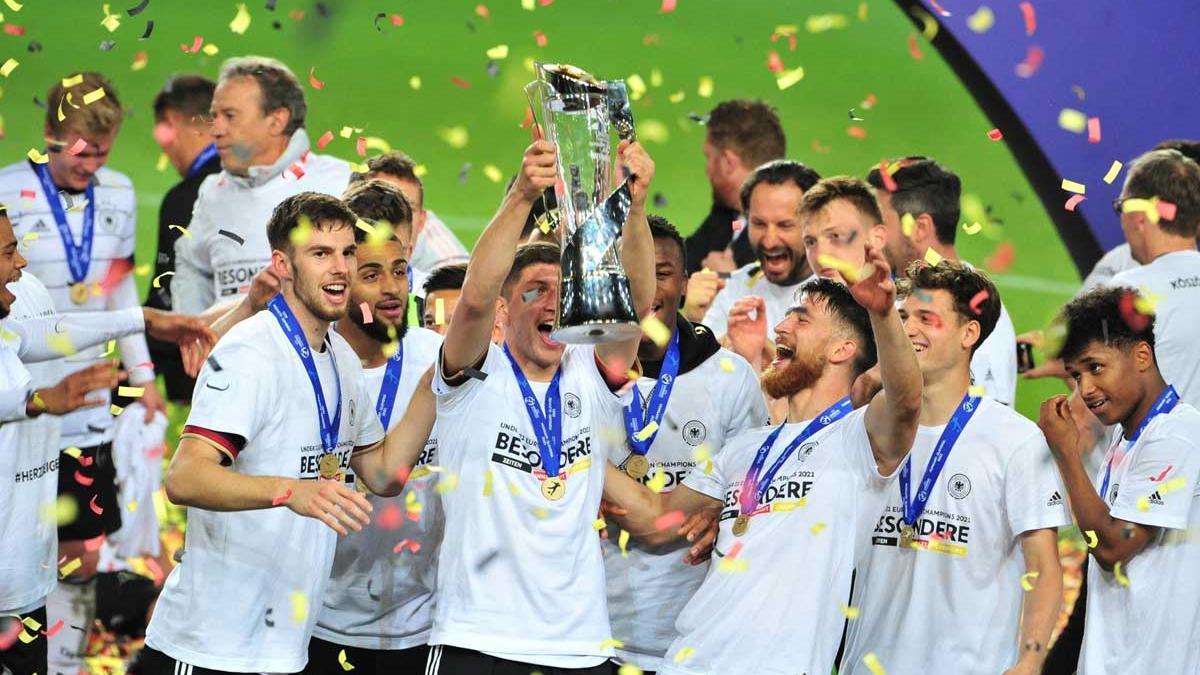 Los futbolistas de Alemania, con el trofeo de campeones.