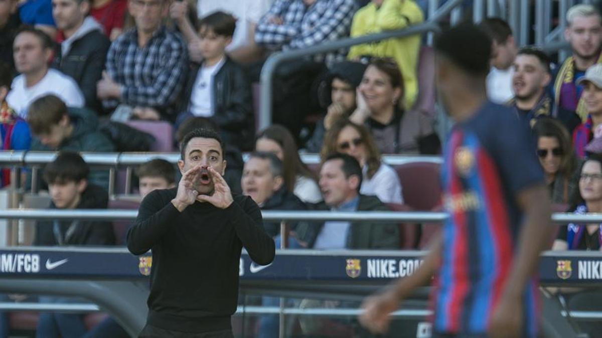 Xavi da instrucciones a Ansu Fati durante el derbi del Camp Nou.